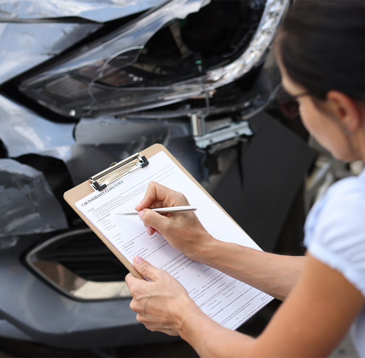 Застрахователен експерт на ЛЕВ ИНС помага на клиент при пътнотранспортно произшествие – попълване на документи и съдействие на място.