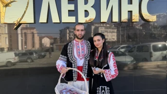 Традиция, подкрепена с кауза в **ЛЕВ ИНС**