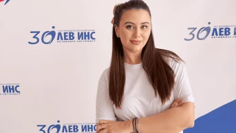 „За мен е важно да бъда част от компания, която е доказала своята **стойност във времето и продължава да се развива**“ – Елизабет Щерева, рецепционист в **ЛЕВ ИНС**