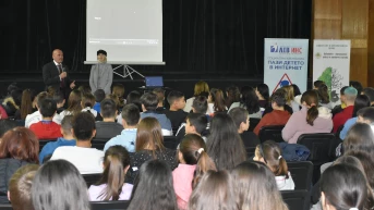 Бяла Слатина и Хасково посрещнаха кампанията „Пази детето в интернет” в пълни зали с ученици