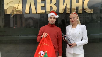 Дядо Коледа и Снежанка дадоха старт на коледните празници с подаръци за екипа на „Лев Инс”