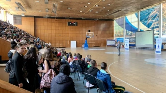 Близо 1000 деца на открития урок по киберсигурност в Бургас