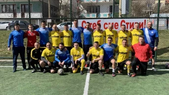 Футболният отбор и служителите на Лев Инс подкрепиха Стиви