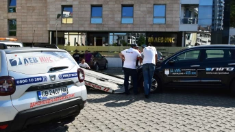 Служителите на звено Автоасистанс на Лев Инс на „ти” с електрическите автомобили