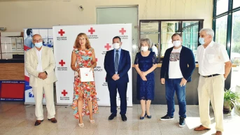 133 начални училища в цялата страна получиха санитарни стелки от Лев Инс