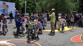 Шарена детска площадка по пътна безопасност украси Южния парк